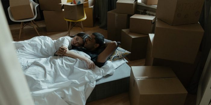 Par i seng omringet af flytterod
